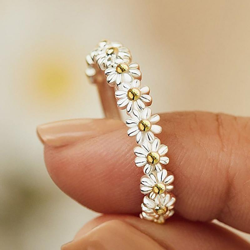 Verstellbarer Silberring mit handgemaltem Emaille-Gänseblümchen