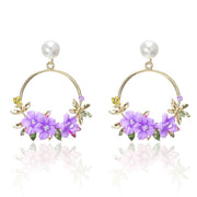 Florale Ohrringe in Loop-Form mit Perle