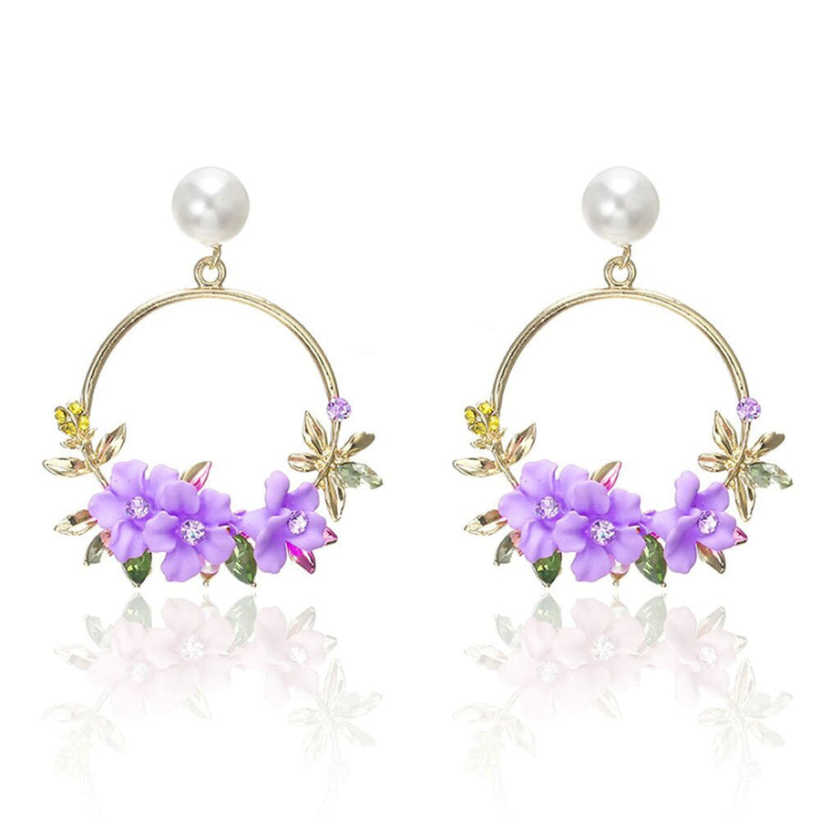 Florale Ohrringe in Loop-Form mit Perle