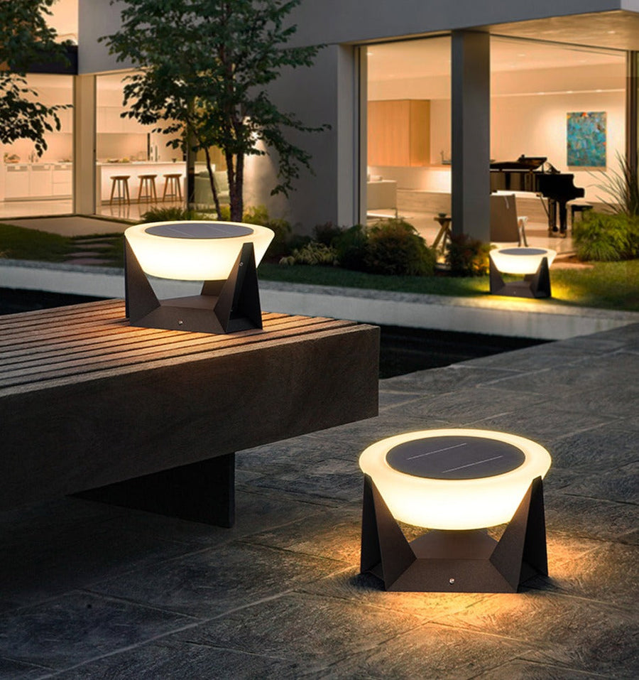Solarbetriebene LED-Außenlampe mit geometrischem Design