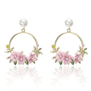 Florale Ohrringe in Loop-Form mit Perle