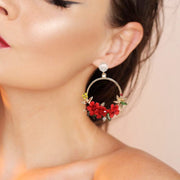 Florale Ohrringe in Loop-Form mit Perle