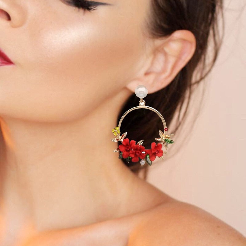 Florale Ohrringe in Loop-Form mit Perle