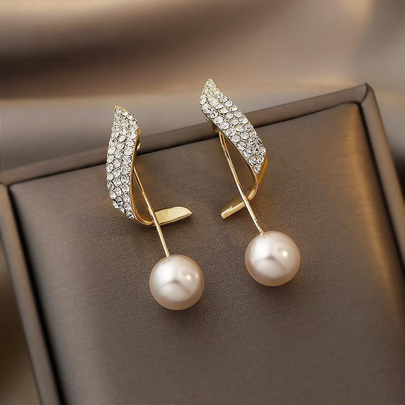Perlenohrringe in Gold mit Glitzerelement