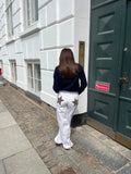 Weiß mit braunen Sternen