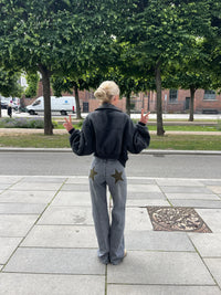 Grau mit khakifarbenen Sternen