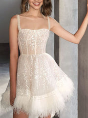 Elegantes Skaterkleid mit schimmernden Pailletten und feinen Trägern, ärmellos für Cocktailevents