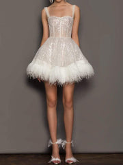 Elegantes Skaterkleid mit schimmernden Pailletten und feinen Trägern, ärmellos für Cocktailevents