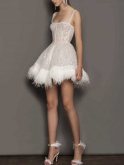 Elegantes Skaterkleid mit schimmernden Pailletten und feinen Trägern, ärmellos für Cocktailevents