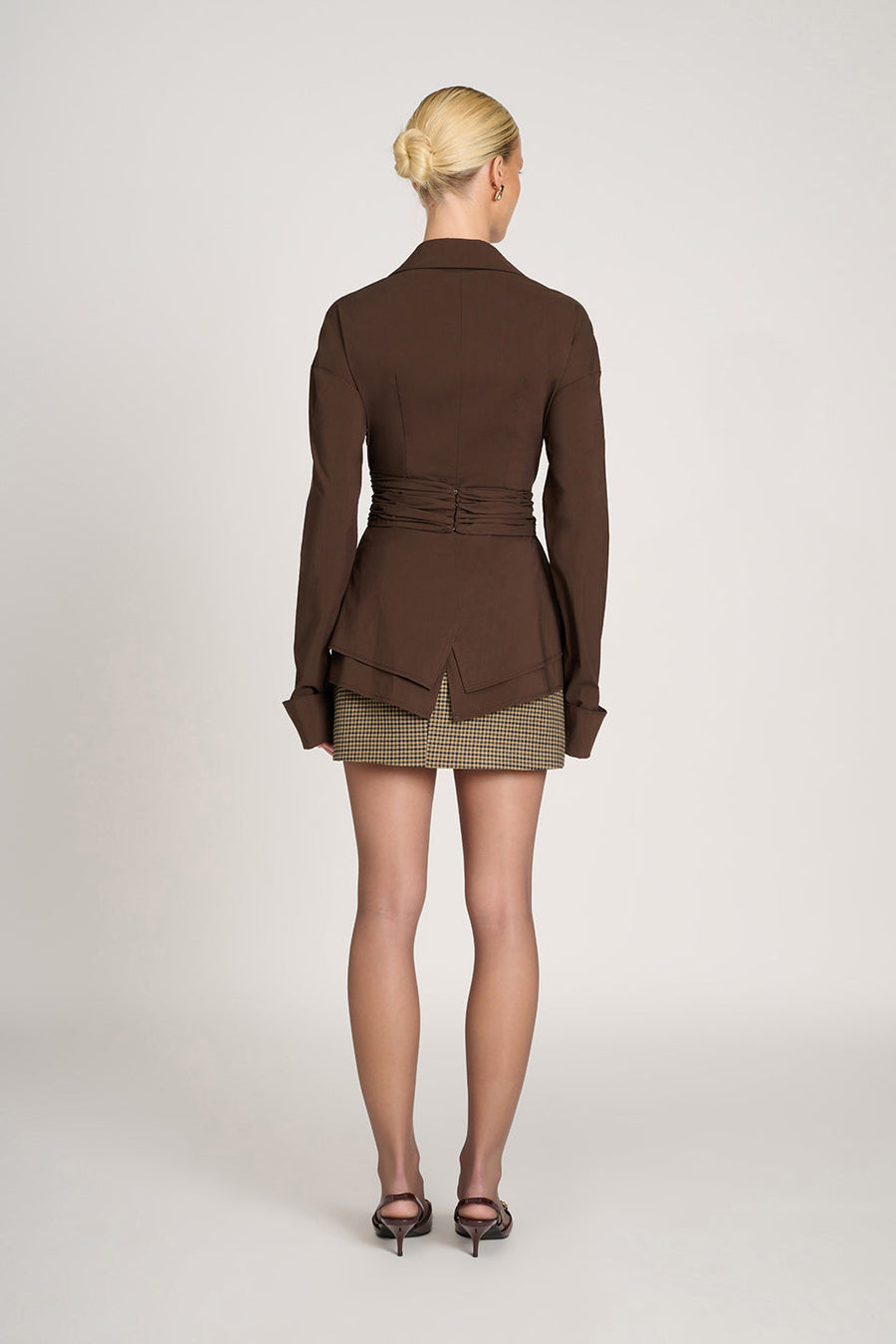 Braune Oversize Bluse mit Drapierung und Hemdkragen für Damen