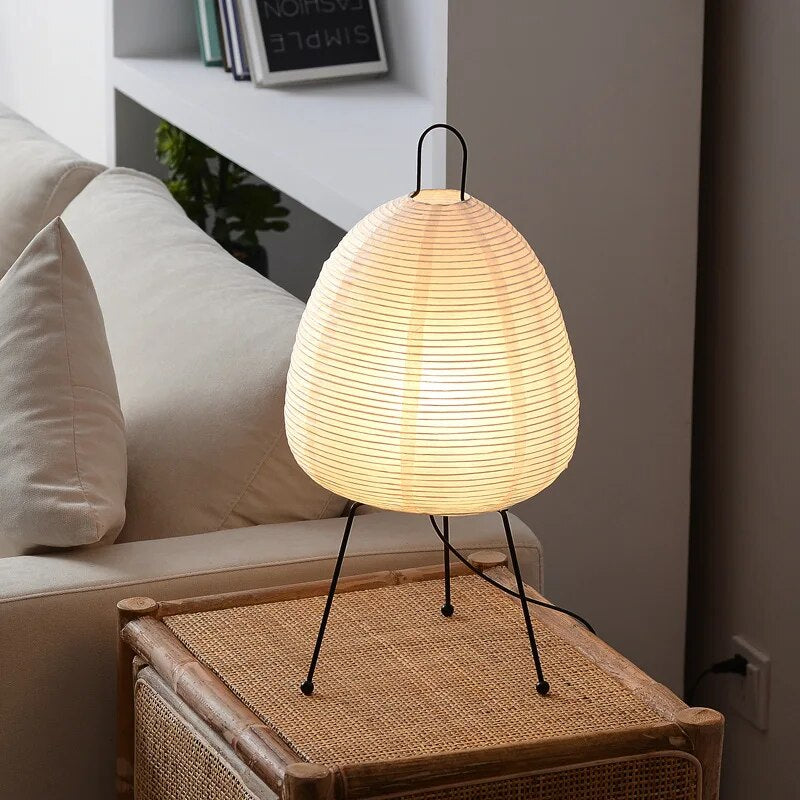 Japanische LED Tischlampe aus Reispapier – Dreibeinige Tischleuchte für Wohnzimmer und Schlafzimmer, 60 cm hoch, Weiß