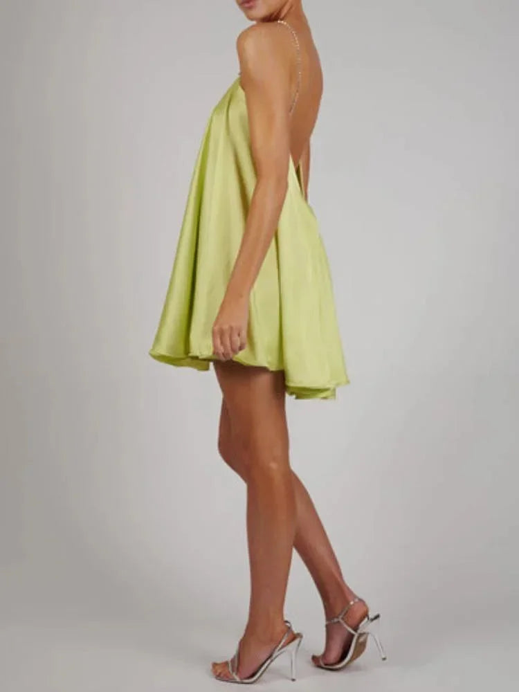 Kurzes Abendkleid mit Kettendetail | Fließendes Design
