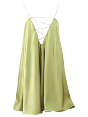 Kurzes Abendkleid mit Kettendetail | Fließendes Design