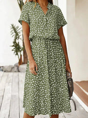Gloria - Elegantes kurzärmliges Hemdblusenkleid mit Polka Dots und Kordelzug in der Taille