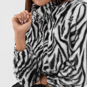 Damen cropped Fleece-Jacke mit modernem Zebra-Design und elastischen Bündchen