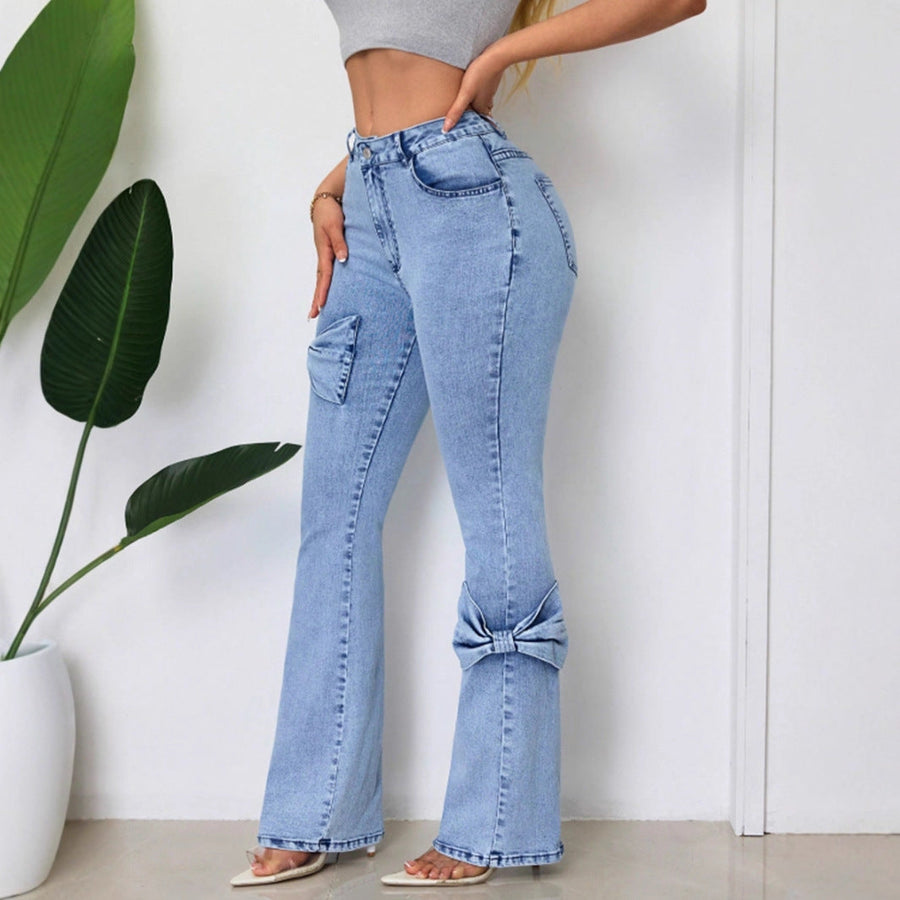 Damen ausgestellte Jeans mit dekorativen Schleifen