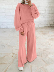 Damen gemütliches Sport-Set mit lässigem cropped Sweatshirt und weitem Hosen Schnitt