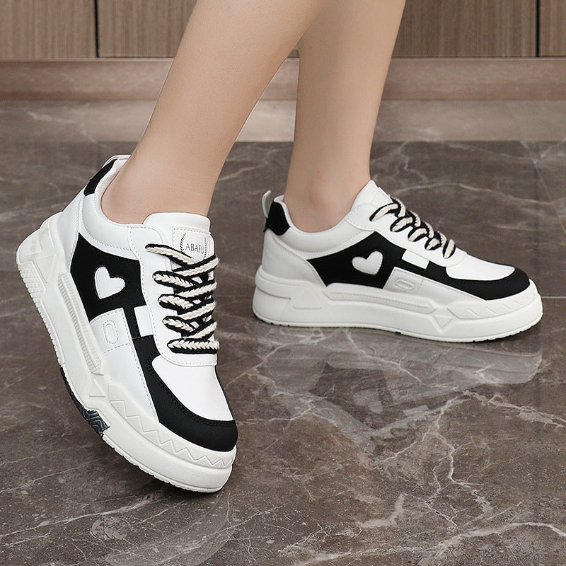 Damen modische Sneaker mit herzförmiger Applikation und robustem Sohlendesign