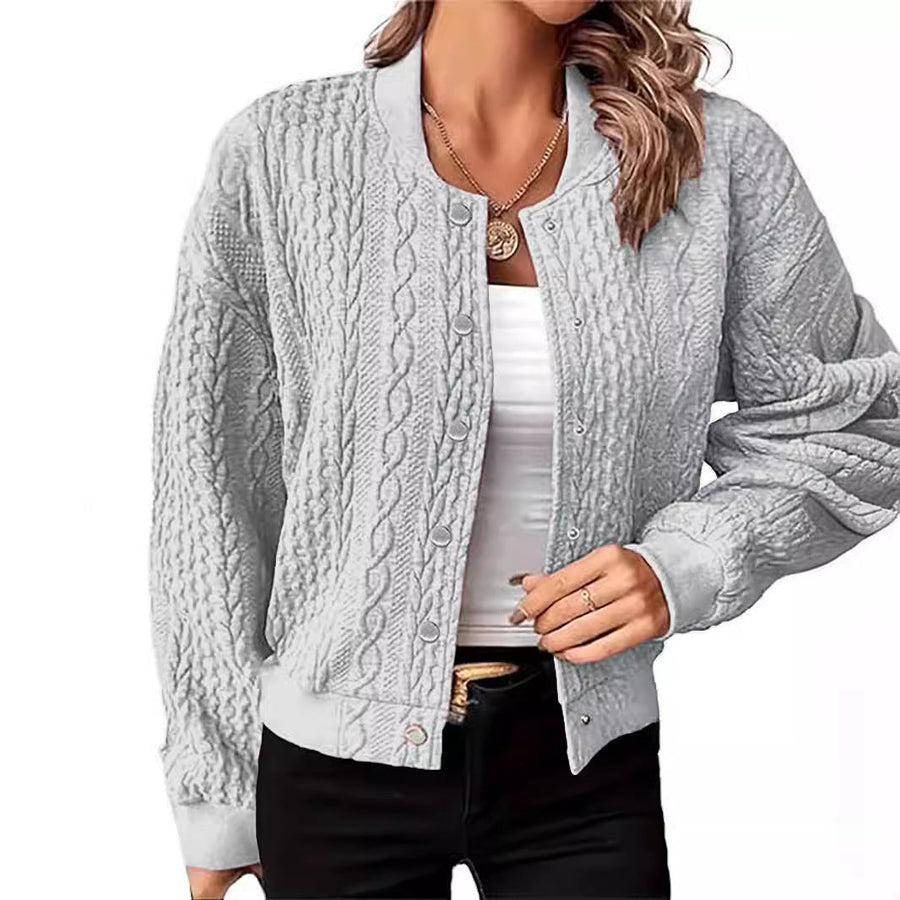 Damen Strickjacke im modernen Zopfmuster mit Druckknopfverschluss