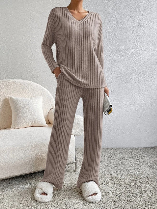 Damen gemütlicher Strickanzug im modernen Rippdesign