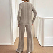 Damen lässiger Strickanzug mit modischem Rippdesign und Knopfleiste