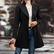 Damen eleganter Wintermantel mit asymmetrischem Schnitt und hohem Kragen