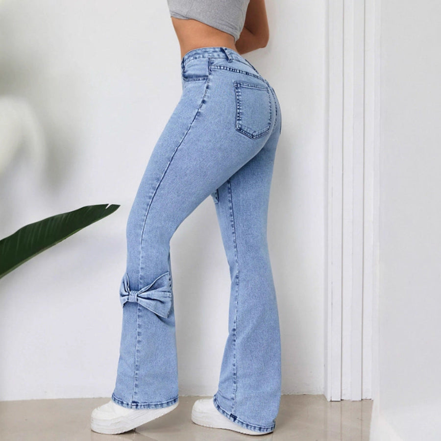 Damen ausgestellte Jeans mit dekorativen Schleifen