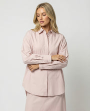 Schickes schwarzes Kleid mit Trompetenärmeln und Polo-Kragen für Damen