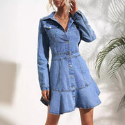 Damen Jeanskleid im modernen Denim-Stil mit schwingendem Saum und taillierter Silhouette