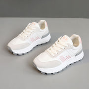 Damen sportliche Trail-Sneaker mit robustem Profil und atmungsaktiver Oberflächenstruktur