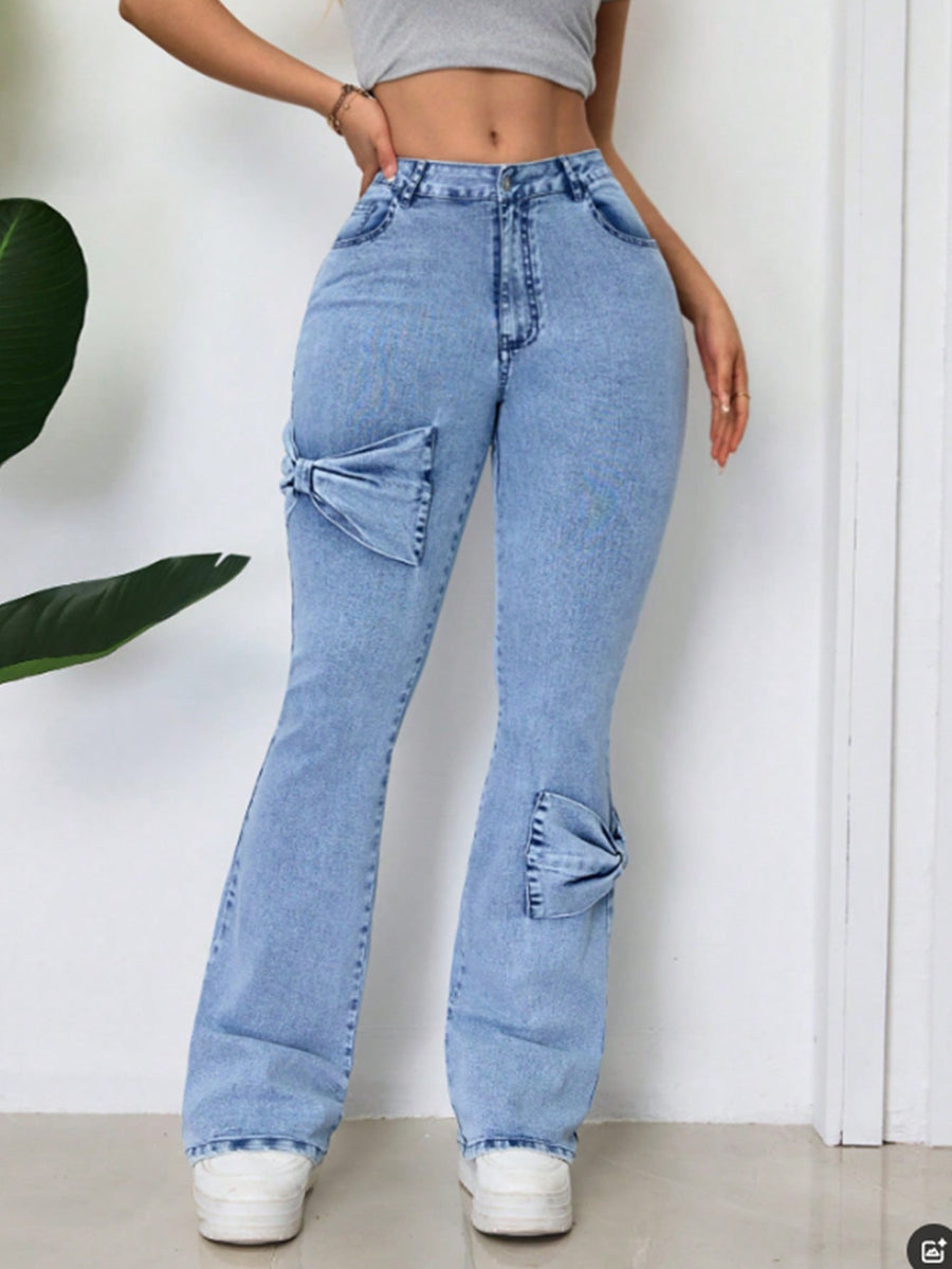 Damen ausgestellte Jeans mit dekorativen Schleifen