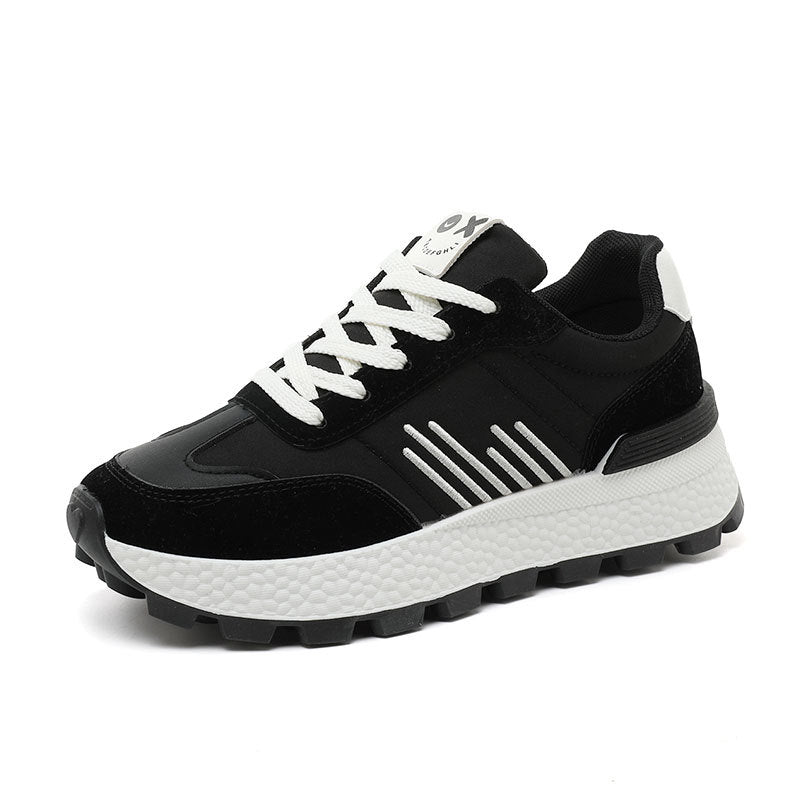 Damen sportliche Trail-Sneaker mit robustem Profil und atmungsaktiver Oberflächenstruktur