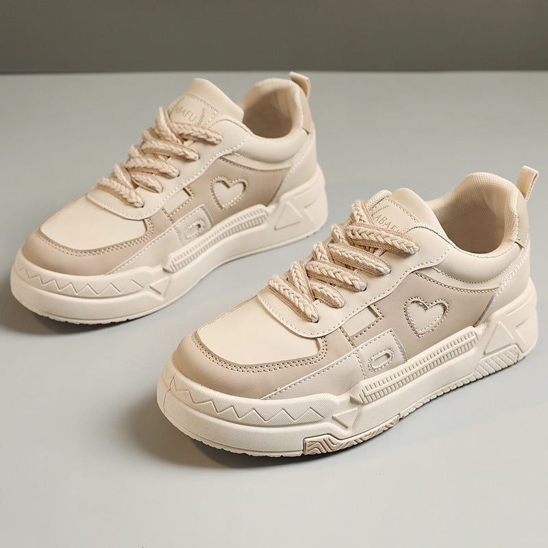 Damen modische Sneaker mit herzförmiger Applikation und robustem Sohlendesign