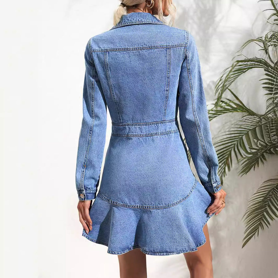 Damen Jeanskleid im modernen Denim-Stil mit schwingendem Saum und taillierter Silhouette