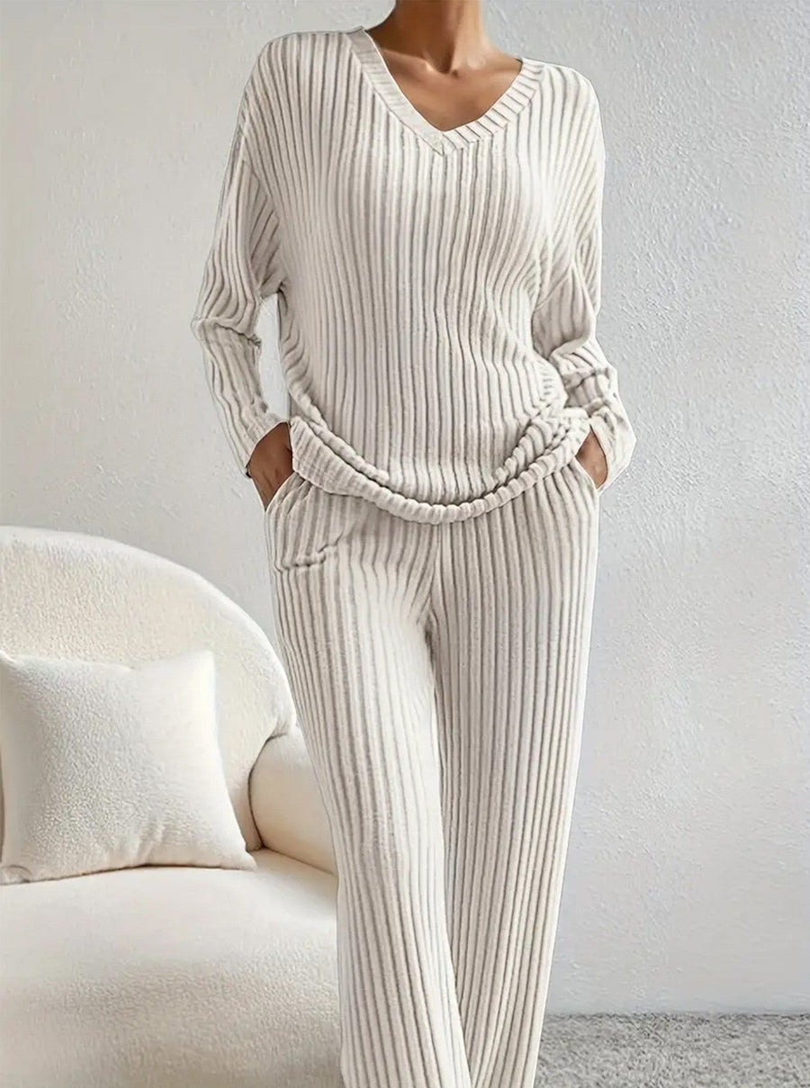 Damen gemütlicher Strickanzug im modernen Rippdesign