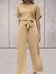 Einfarbiger Jumpsuit mit kurzen und weiten Ärmeln