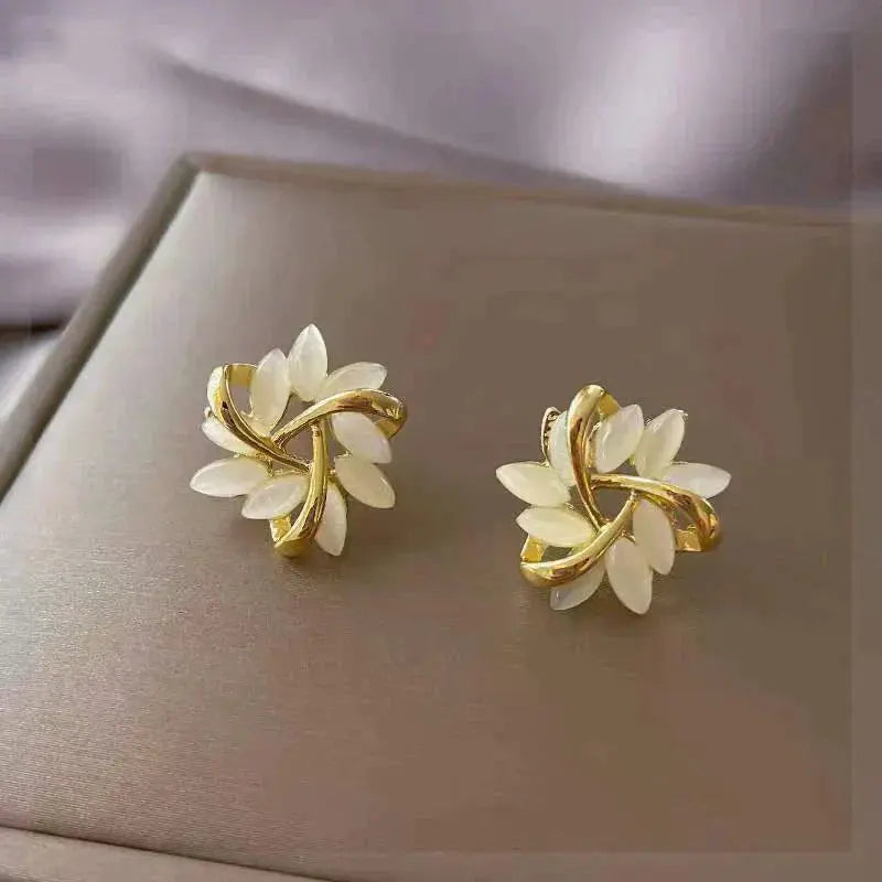 Luxuriöse weiße Opalohrringe in Gold