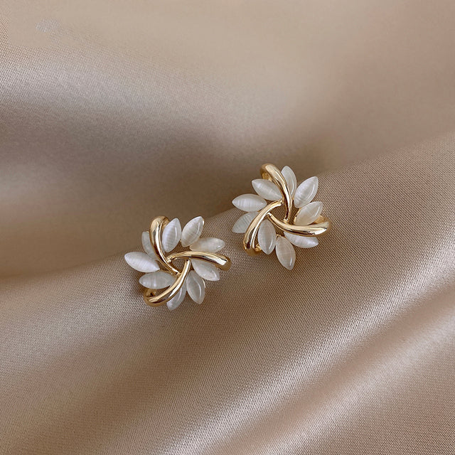 Verica – Runde Opal Ohrringe mit Blumenmotiv