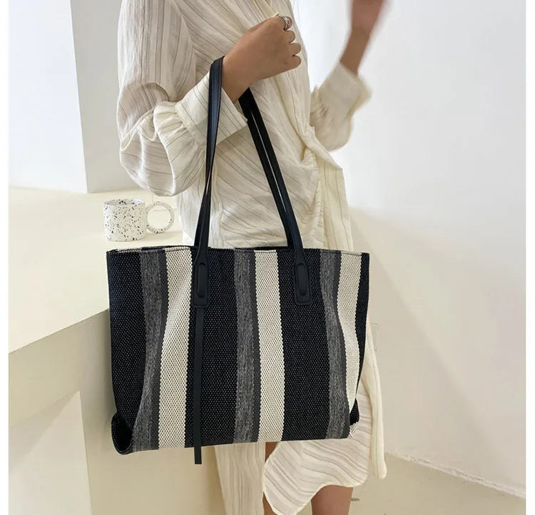 Moderne gestreifte Handtasche - geräumig und stylisch für den Alltag