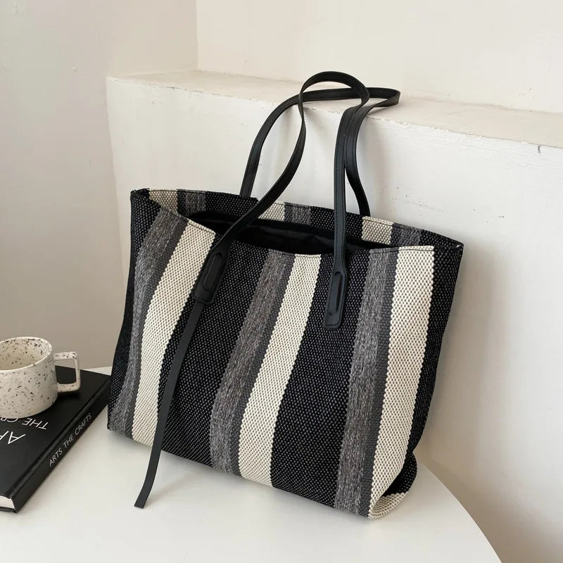 Moderne gestreifte Handtasche - geräumig und stylisch für den Alltag