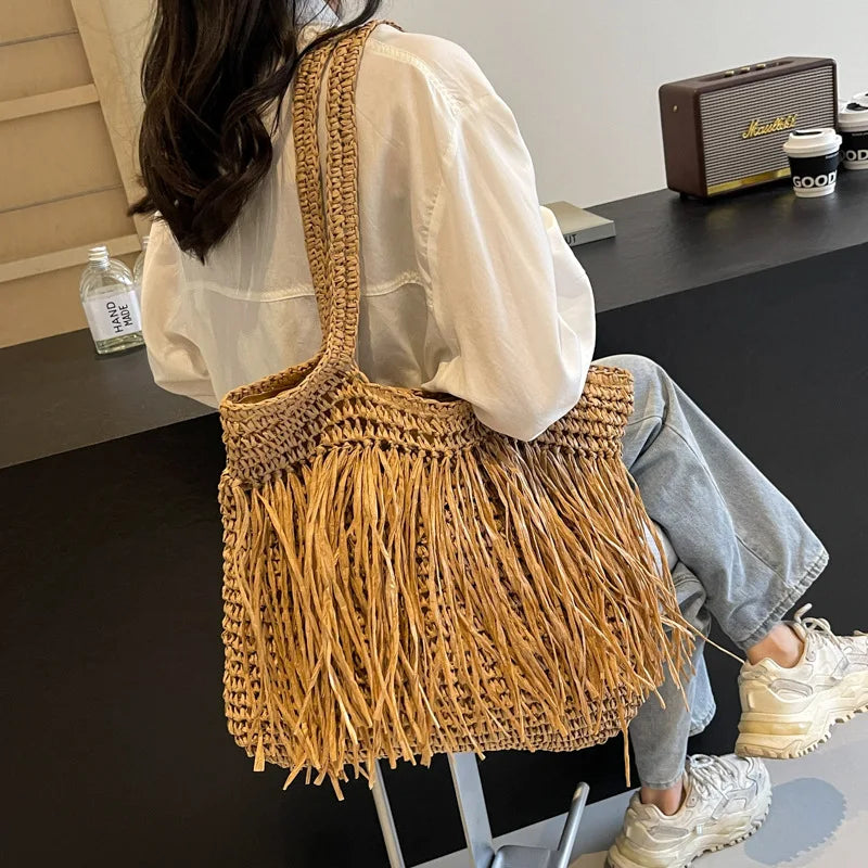 Geflochtene Tasche mit Fransen – Natürlicher und Boho-Stil