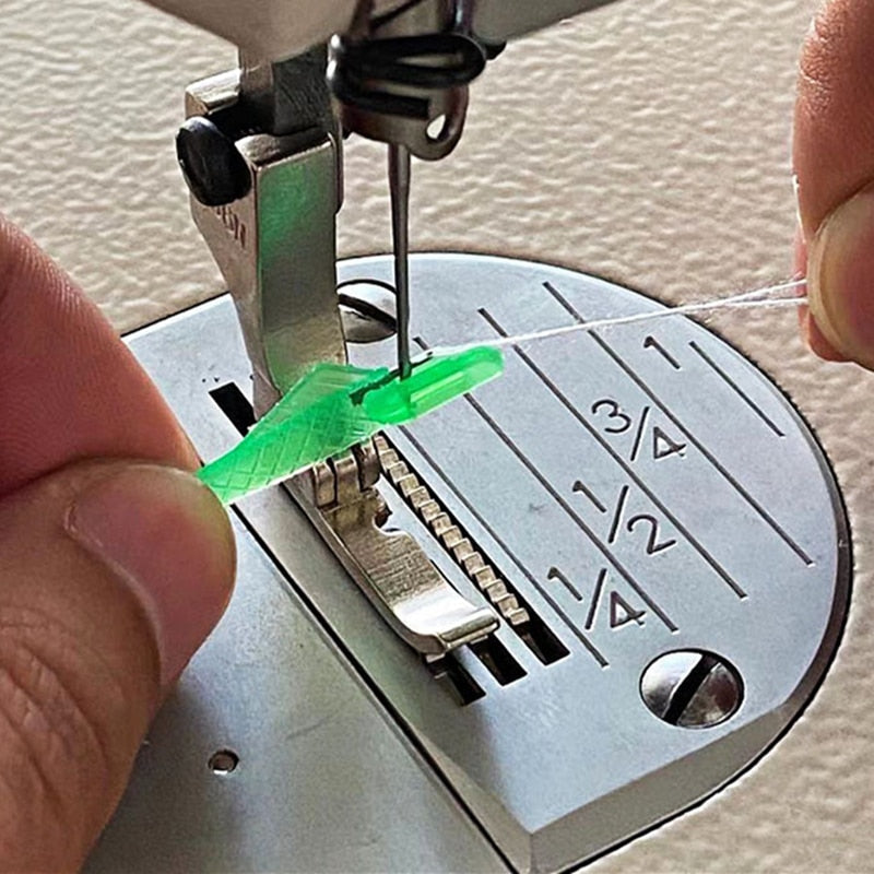 SchnellerFaden™ Fadenführung für müheloses Fädeln