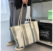 Moderne gestreifte Handtasche - geräumig und stylisch für den Alltag