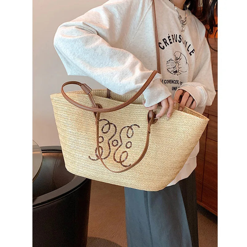 Boho Strohtasche Damen – Handgefertigte Strandtasche mit Kordelzug & Quasten