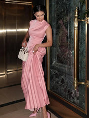 Plissiertes Maxikleid – Ärmelloses Kleid mit hohem Kragen & Faltenrock