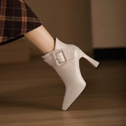 Arielah – Stiefel Mit Spitzer Zehenpartie Und Schnallenriemen
