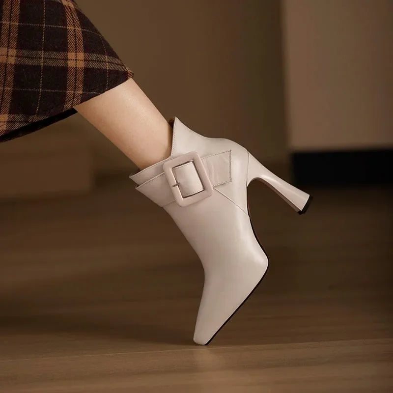 Arielah – Stiefel Mit Spitzer Zehenpartie Und Schnallenriemen