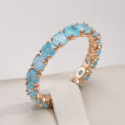 Ring mit rundem Stein aus Gold