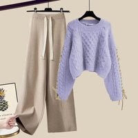 Lila Pullover / Khaki Hose