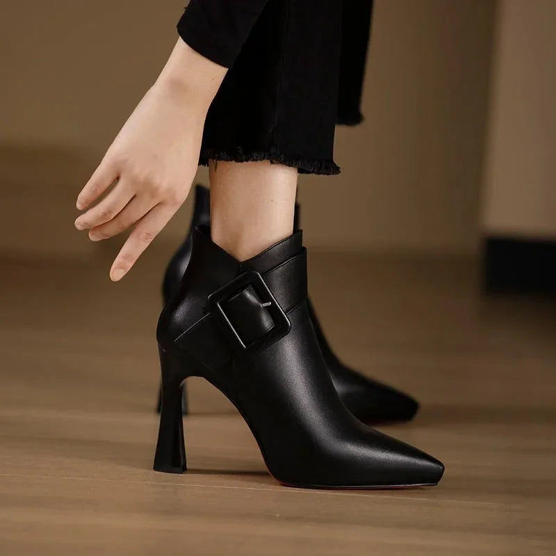 Arielah – Stiefel Mit Spitzer Zehenpartie Und Schnallenriemen